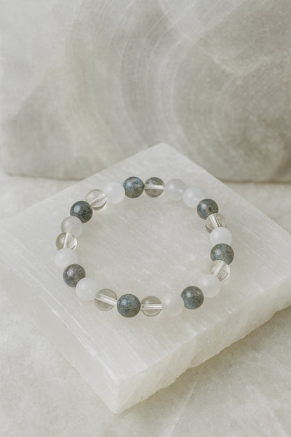 Bracelet énergie spirituelle en pierres naturelles : Pierre de Lune, Labradorite, Cristal de Roche. Développe l’intuition, protège et apporte clarté.