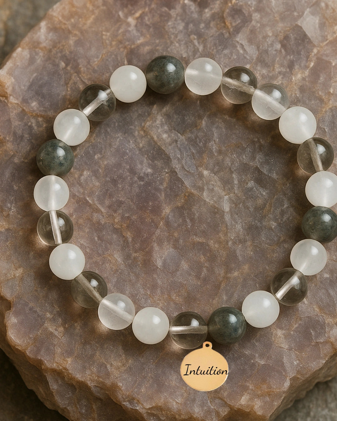 Bracelet énergie spirituelle en pierres naturelles : Pierre de Lune, Labradorite, Cristal de Roche. Développe l’intuition, protège et apporte clarté.