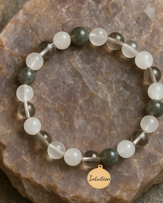 Bracelet énergie spirituelle en pierres naturelles : Pierre de Lune, Labradorite, Cristal de Roche. Développe l’intuition, protège et apporte clarté.