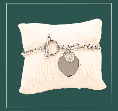 Bracelet acier inoxydable pampille coeur personnalisable - acier inoxydable  Ce bracelet en acier inoxydable est magnifiquement conçu avec une pampille en forme de cœur ornée d'un strass et une autre pampille pouvant être personnalisée selon vos envies. Élégant et durable, il ajoutera une touche de brillance et de personnalité à votre tenue. Parfait pour offrir en cadeau. Mon petit truc en plus ? Le bijou personnalisé acier inoxydable deviendra LE cadeau incontournable !