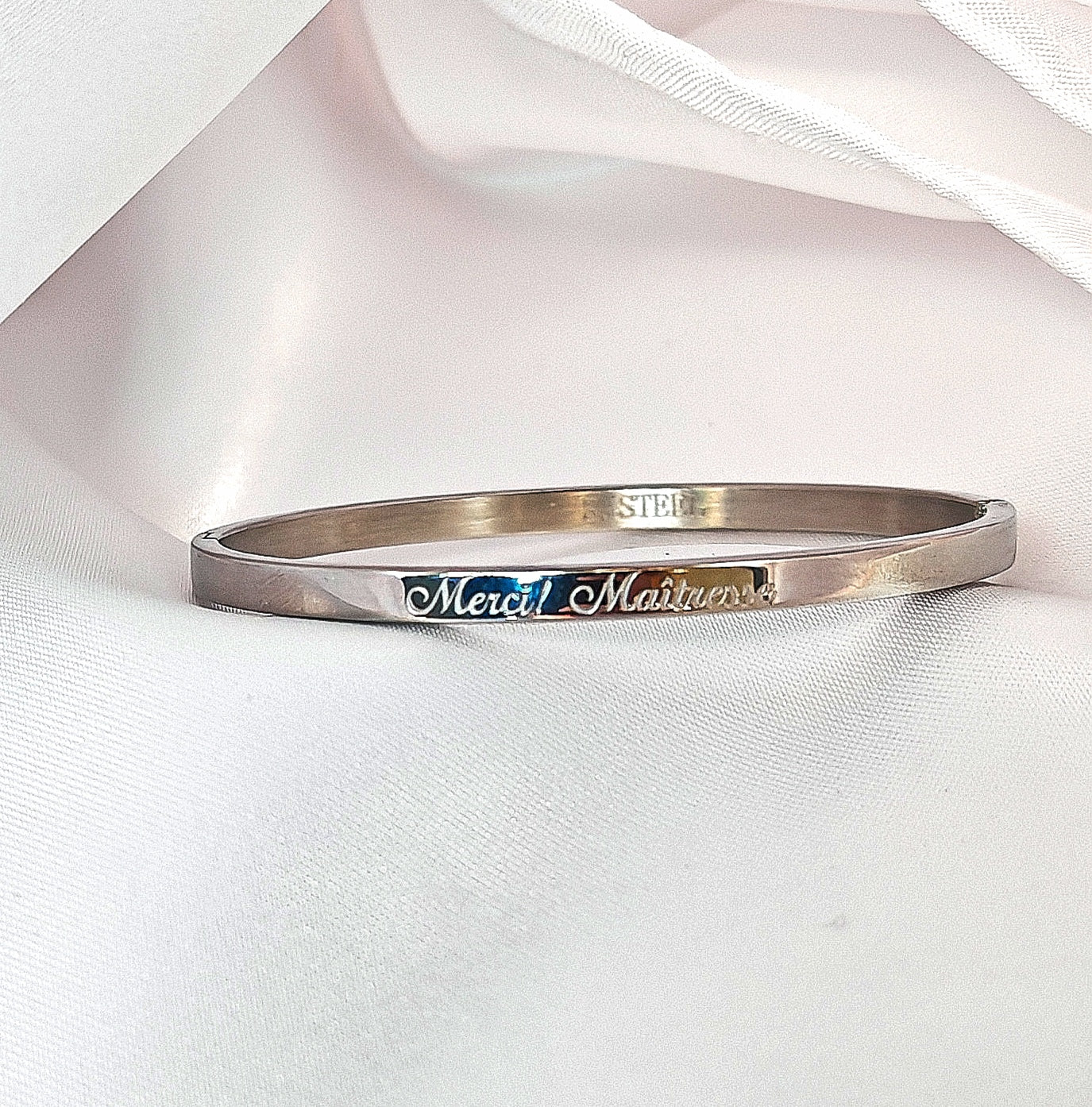 Ce bracelet en acier inoxydable est un cadeau parfait pour exprimer votre gratitude à votre maîtresse. Avec sa taille unique, il convient à toutes les tailles de poignet et est très facile à porter. Montrez à votre maîtresse à quel point vous appréciez son dévouement avec ce bracelet élégant.