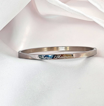 Ce bracelet en acier inoxydable est un cadeau parfait pour exprimer votre gratitude à votre maîtresse. Avec sa taille unique, il convient à toutes les tailles de poignet et est très facile à porter. Montrez à votre maîtresse à quel point vous appréciez son dévouement avec ce bracelet élégant.