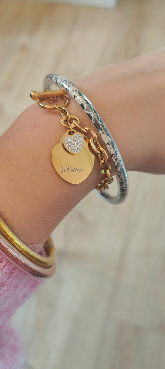 Bracelet acier inoxydable pampille coeur personnalisable - acier inoxydable  Ce bracelet en acier inoxydable est magnifiquement conçu avec une pampille en forme de cœur ornée d'un strass et une autre pampille pouvant être personnalisée selon vos envies. Élégant et durable, il ajoutera une touche de brillance et de personnalité à votre tenue. Parfait pour offrir en cadeau. Mon petit truc en plus ? Le bijou personnalisé acier inoxydable deviendra LE cadeau incontournable !
