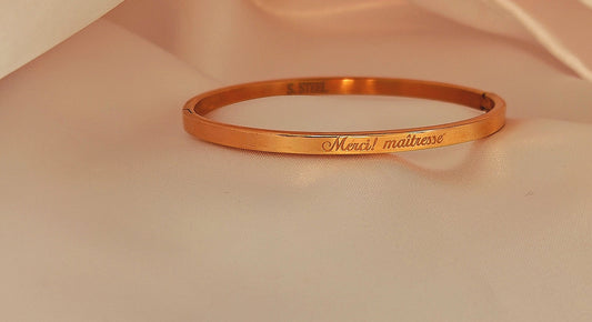 Ce bracelet en acier inoxydable est un cadeau parfait pour exprimer votre gratitude à votre maîtresse. Avec sa taille unique, il convient à toutes les tailles de poignet et est très facile à porter. Montrez à votre maîtresse à quel point vous appréciez son dévouement avec ce bracelet élégant.