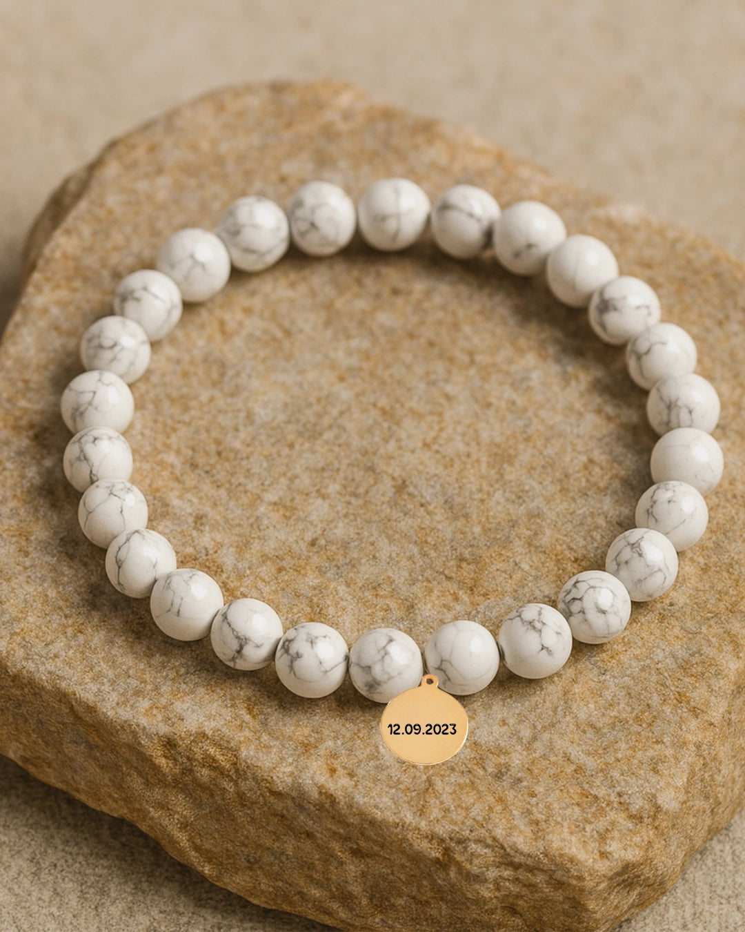 Bracelet en Howlite naturelle personnalisable – pierre apaisante pour réduire le stress et retrouver la sérénité.