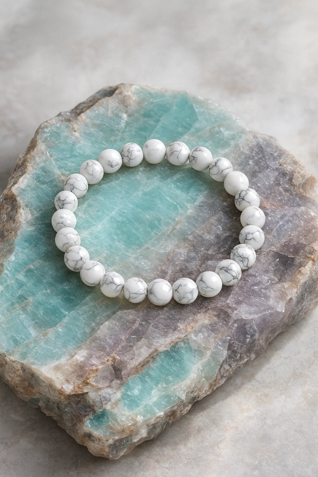 Bracelet en Howlite naturelle personnalisable – pierre apaisante pour réduire le stress et retrouver la sérénité.