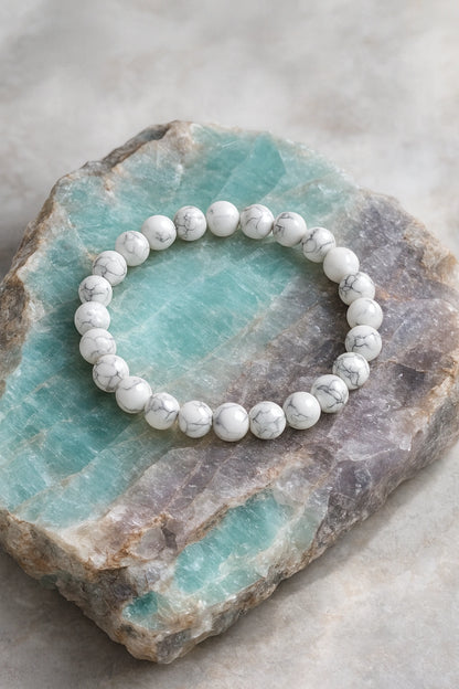 Bracelet en Howlite naturelle personnalisable – pierre apaisante pour réduire le stress et retrouver la sérénité.