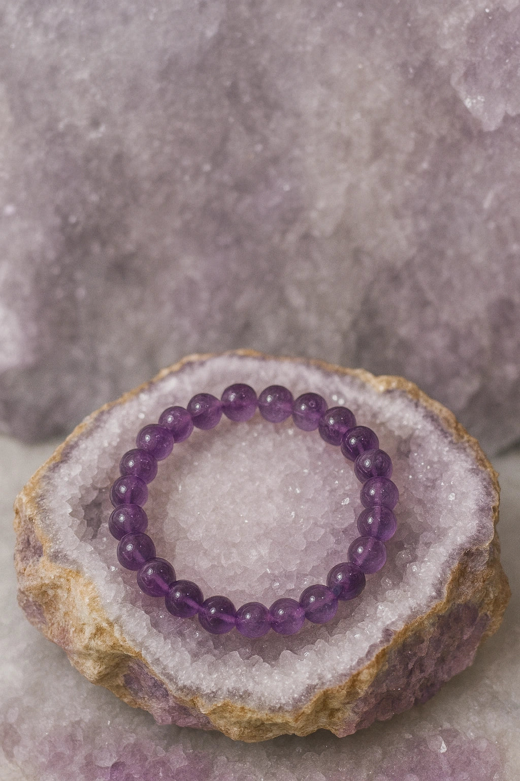 Bracelet en améthyste naturelle – bijou énergétique apaisant pour la sérénité, la protection et la paix intérieure.