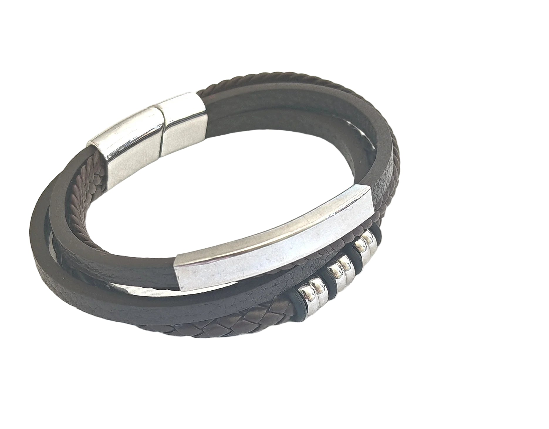 Apportez une touche moderne et élégante à votre poignet avec ce bracelet multi-rangs en cuir noir et acier inoxydable. Son design contemporain, composé de plusieurs lanières de cuir tressées et plates, en fait un bijou masculin tendance et facile à porter au quotidien.

La plaque en acier inoxydable peut être gravée avec un prénom, une date ou un message symbolique pour créer un bijou unique et personnel.

Que ce soit pour vous ou pour offrir, ce bracelet est le cadeau idéal pour un anniversaire, la fête de