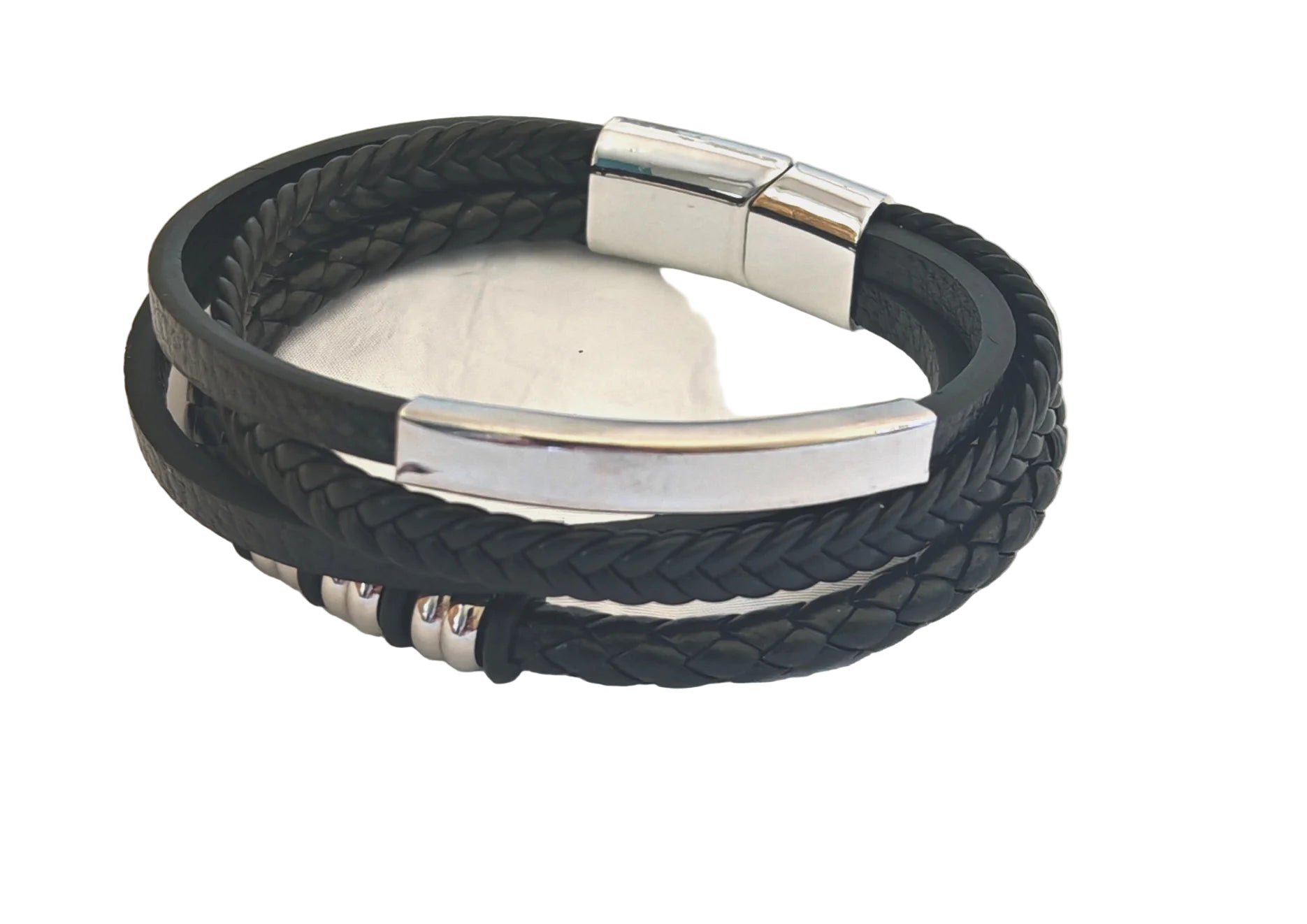 Apportez une touche moderne et élégante à votre poignet avec ce bracelet multi-rangs en cuir noir et acier inoxydable. Son design contemporain, composé de plusieurs lanières de cuir tressées et plates, en fait un bijou masculin tendance et facile à porter au quotidien.

La plaque en acier inoxydable peut être gravée avec un prénom, une date ou un message symbolique pour créer un bijou unique et personnel.

Que ce soit pour vous ou pour offrir, ce bracelet est le cadeau idéal pour un anniversaire, la fête de