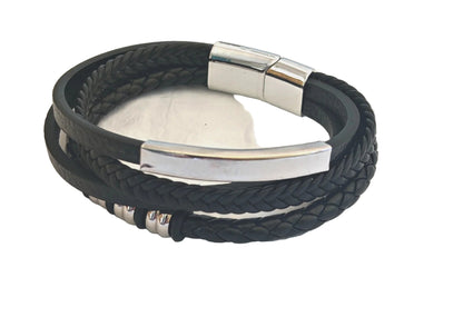 Apportez une touche moderne et élégante à votre poignet avec ce bracelet multi-rangs en cuir noir et acier inoxydable. Son design contemporain, composé de plusieurs lanières de cuir tressées et plates, en fait un bijou masculin tendance et facile à porter au quotidien.

La plaque en acier inoxydable peut être gravée avec un prénom, une date ou un message symbolique pour créer un bijou unique et personnel.

Que ce soit pour vous ou pour offrir, ce bracelet est le cadeau idéal pour un anniversaire, la fête de