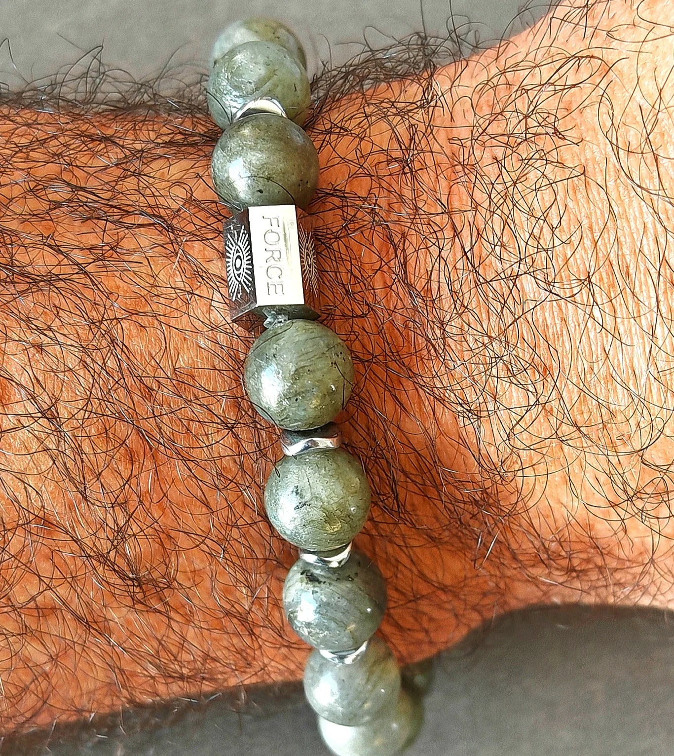 🪨 Une pierre de protection et d’intuition
La labradorite est une pierre semi-précieuse réputée pour absorber les énergies négatives et favoriser l’intuition. Ses reflets gris, bleus ou verts selon la lumière en font une pierre magnétique, unique à chaque perle.

Monté sur un fil élastique résistant, ce bracelet s’adapte à la majorité des poignets pour un confort optimal. Son look brut, minéral et masculin séduit les hommes en quête d’un accessoire à la fois stylé et symbolique.