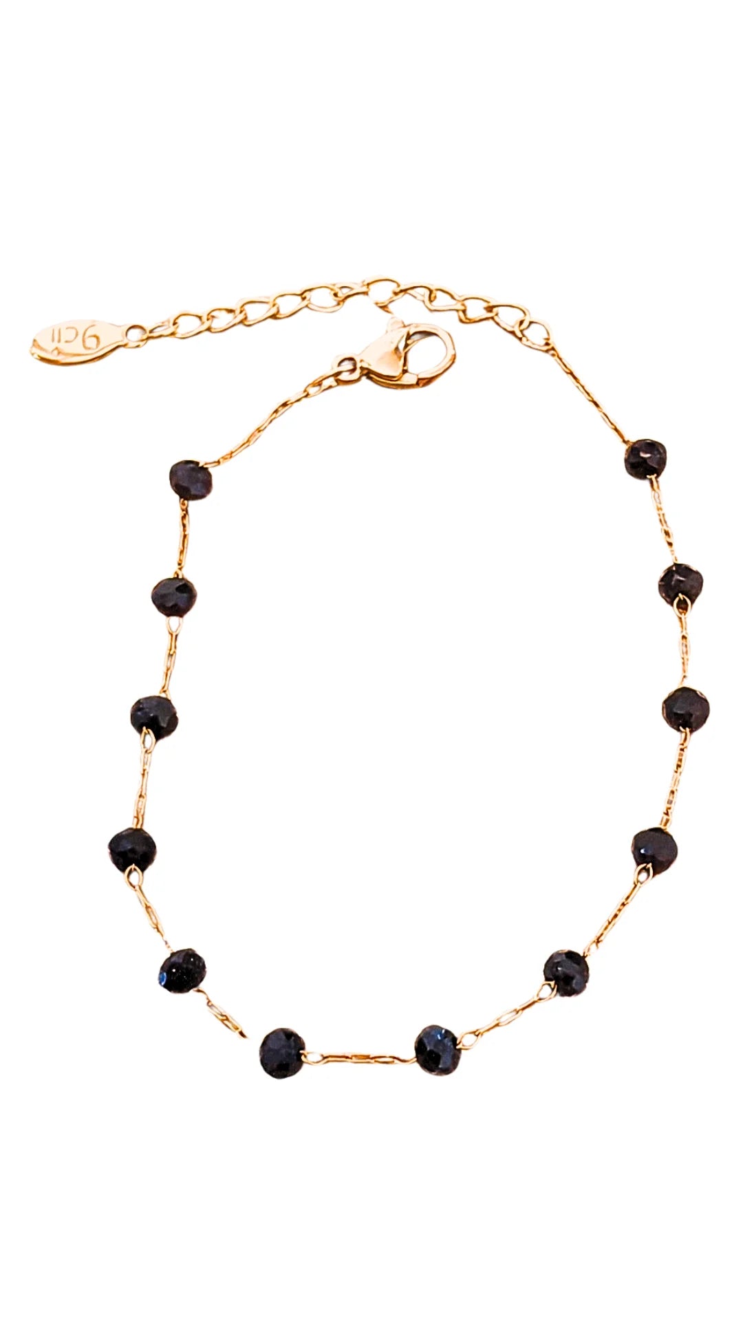 Bracelet fin en acier inoxydable doré orné de perles noires. Élégant, discret et résistant à l’eau, idéal pour un look raffiné au quotidien.