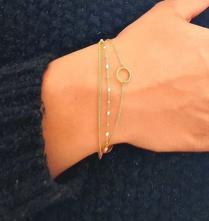 Le bracelet Amelie se compose de trois chaînes assorties :

Une chaîne fine et classique

Une chaîne perlée élégante

Une chaîne ornée d’un cercle délicat, symbole d’harmonie et d’éternité

Fabriqué en acier inoxydable de haute qualité, il est waterproof, hypoallergénique et ne noircit pas. Léger et confortable, ce bracelet sublimera vos poignets en toute simplicité
