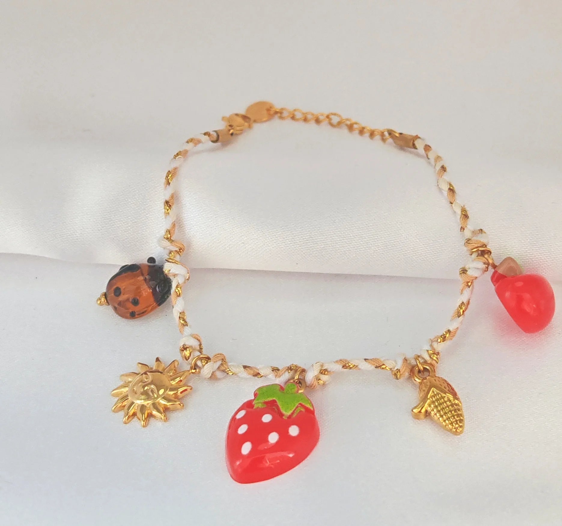 🌾 L’été au poignet, en version bijou
Un concentré de soleil, de nature et de bonne humeur à chaque mouvement.

Ce bracelet pampilles acier été est une ode aux beaux jours. Avec ses charmantes pampilles en forme de fraise, coccinelle, épis de maïs et soleil, il capture l’essence d’un été joyeux et champêtre. Monté sur une fine chaîne en acier inoxydable doré, ce bijou léger et coloré se porte au quotidien comme un talisman ensoleillé. Réglable et hypoallergénique, il s’adapte à tous les poignets, et à tous 