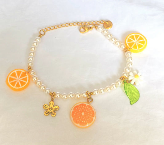 🌼 Un design vitaminé et délicat
Ce bracelet perlé se compose de perles orange éclatantes et de jolies pampilles dorées, dont des mini fleurs et des détails assortis qui rappellent les beaux jours. Léger, féminin et entièrement fabriqué en acier inoxydable, il est waterproof, hypoallergénique et ne noircit pas.

C’est le bijou idéal pour accompagner une journée ensoleillée, une balade en bord de mer ou pour ajouter une touche colorée à un look neutre.
