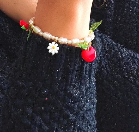 🍃 Un design ludique et raffiné
Ce bracelet délicat en acier inoxydable est orné de jolies pampilles en forme de pomme, finement travaillées, et de petites perles colorées pour une touche ludique et féminine. Waterproof et hypoallergénique, il résiste parfaitement à un usage quotidien sans perdre de son éclat.

C’est le bijou idéal pour ajouter une pointe d’originalité à une tenue décontractée ou pour sublimer une silhouette estivale.