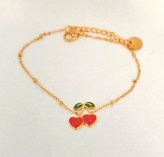 🍒 L’esprit fruité qui fait toute la différence
Un bijou frais, espiègle et pétillant… comme un été à votre poignet.

Ce bracelet cerise est une déclaration joyeuse à la légèreté et à la bonne humeur. Composé d’une fine chaîne en acier inoxydable et orné d’un pendentif cerise émaillé rouge, il mêle à merveille finesse, couleur et originalité. Waterproof et résistant, il se porte sans modération, seul ou en accumulation, pour une touche acidulée à chaque mouvement.