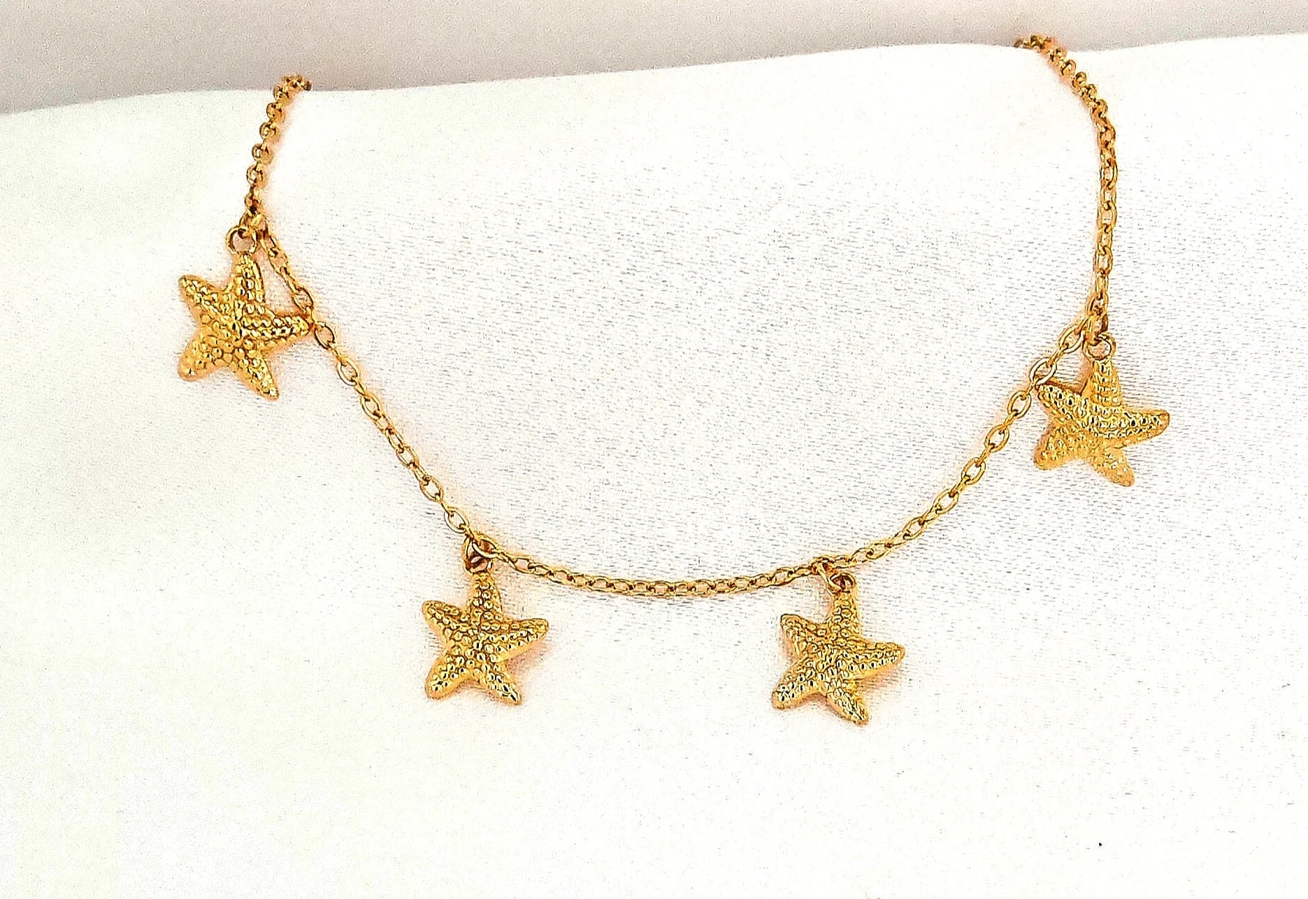 Laissez-vous transporter par la magie de l’océan avec ce bracelet chaîne de cheville en acier inoxydable orné de pampilles en forme d’étoile de mer. Ce bijou d’été allie élégance et fraîcheur marine, parfait pour apporter une touche bohème et lumineuse à vos pieds. Conçu en acier inoxydable, il résiste à l’eau et garde son éclat même après de nombreuses aventures au bord de la mer. De plus, ce bracelet est hypoallergénique, idéal pour les peaux sensibles qui souhaitent allier style et confort.