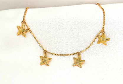 Laissez-vous transporter par la magie de l’océan avec ce bracelet chaîne de cheville en acier inoxydable orné de pampilles en forme d’étoile de mer. Ce bijou d’été allie élégance et fraîcheur marine, parfait pour apporter une touche bohème et lumineuse à vos pieds. Conçu en acier inoxydable, il résiste à l’eau et garde son éclat même après de nombreuses aventures au bord de la mer. De plus, ce bracelet est hypoallergénique, idéal pour les peaux sensibles qui souhaitent allier style et confort.