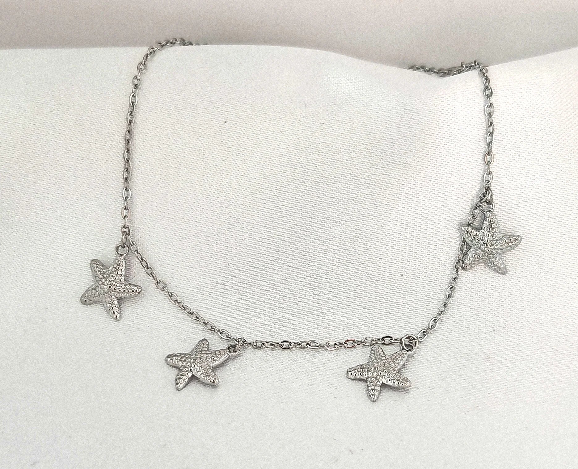 Laissez-vous transporter par la magie de l’océan avec ce bracelet chaîne de cheville en acier inoxydable orné de pampilles en forme d’étoile de mer. Ce bijou d’été allie élégance et fraîcheur marine, parfait pour apporter une touche bohème et lumineuse à vos pieds. Conçu en acier inoxydable, il résiste à l’eau et garde son éclat même après de nombreuses aventures au bord de la mer. De plus, ce bracelet est hypoallergénique, idéal pour les peaux sensibles qui souhaitent allier style et confort.