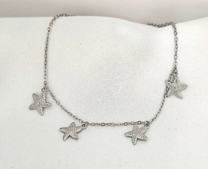 Laissez-vous transporter par la magie de l’océan avec ce bracelet chaîne de cheville en acier inoxydable orné de pampilles en forme d’étoile de mer. Ce bijou d’été allie élégance et fraîcheur marine, parfait pour apporter une touche bohème et lumineuse à vos pieds. Conçu en acier inoxydable, il résiste à l’eau et garde son éclat même après de nombreuses aventures au bord de la mer. De plus, ce bracelet est hypoallergénique, idéal pour les peaux sensibles qui souhaitent allier style et confort.