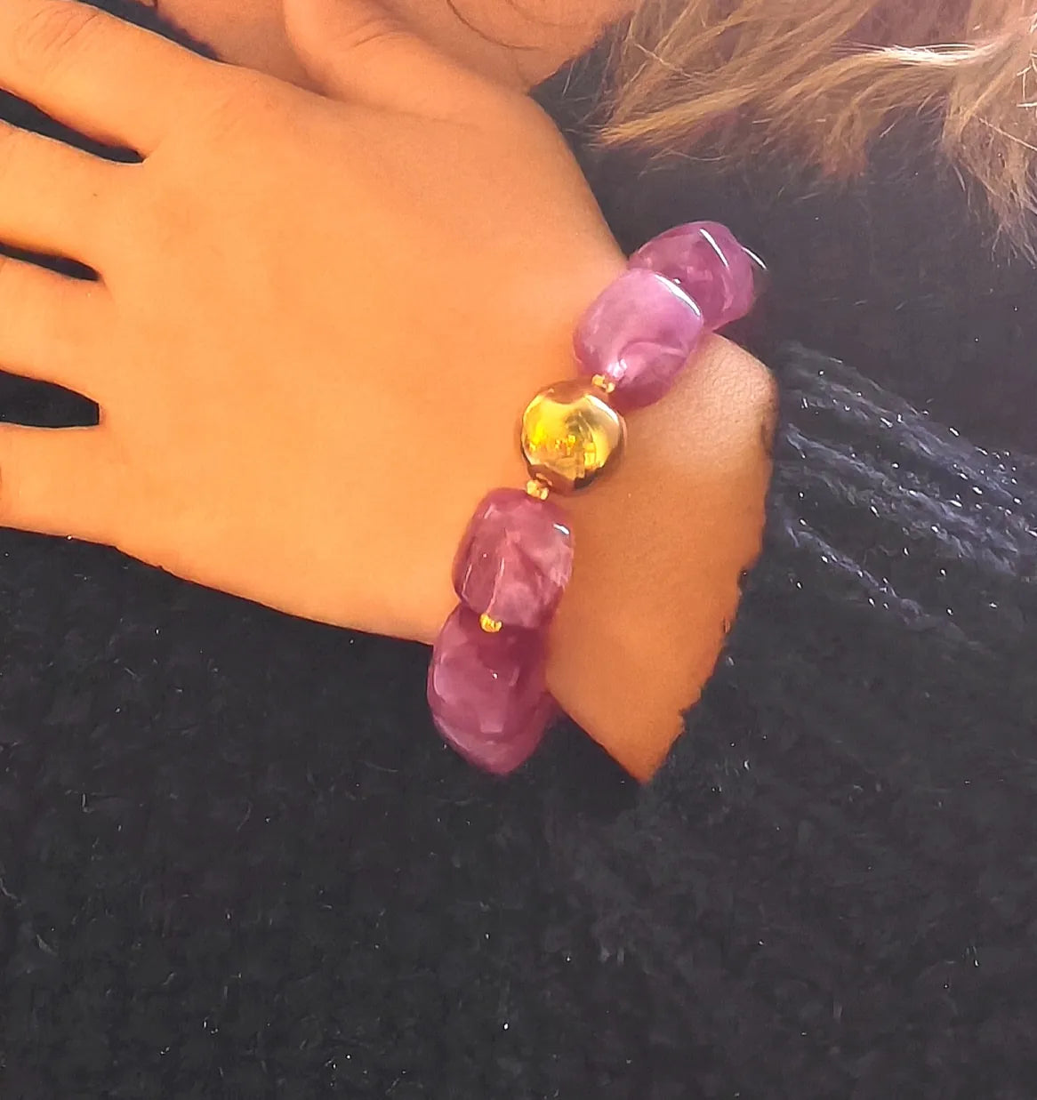 Le bracelet audacieux allie modernité et raffinement grâce à ses perles en résine effet pierre, délicatement facettées, et sa perle centrale en acier inoxydable doré. Son design sculptural et lumineux en fait un bijou tendance, parfait pour illuminer vos tenues du quotidien ou vos looks d’été.