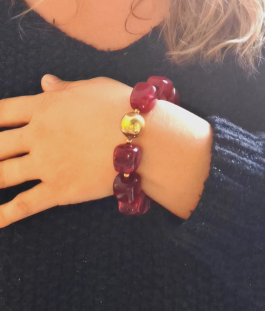 Le bracelet audacieux allie modernité et raffinement grâce à ses perles en résine effet pierre, délicatement facettées, et sa perle centrale en acier inoxydable doré. Son design sculptural et lumineux en fait un bijou tendance, parfait pour illuminer vos tenues du quotidien ou vos looks d’été.