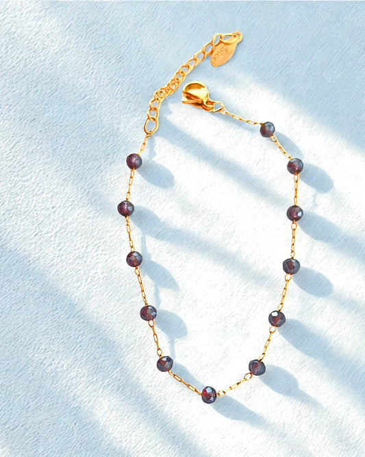 Élégant et intemporel, ce bracelet doré se pare de délicates perles facettées couleur bordeaux, capturant la lumière à chaque mouvement. Son style raffiné et minimaliste en fait un bijou parfait pour sublimer votre poignet en toute occasion.