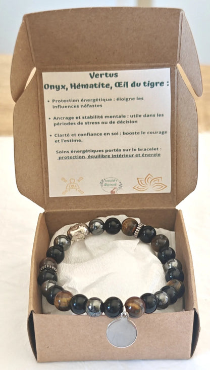 Bracelet en pierres naturelles (Onyx, Hématite, Œil du tigre) monté sur élastique, avec médaillon personnalisable. Apporte protection, ancrage et confiance en soi. Il est personnalisable avec son pendentif à graver