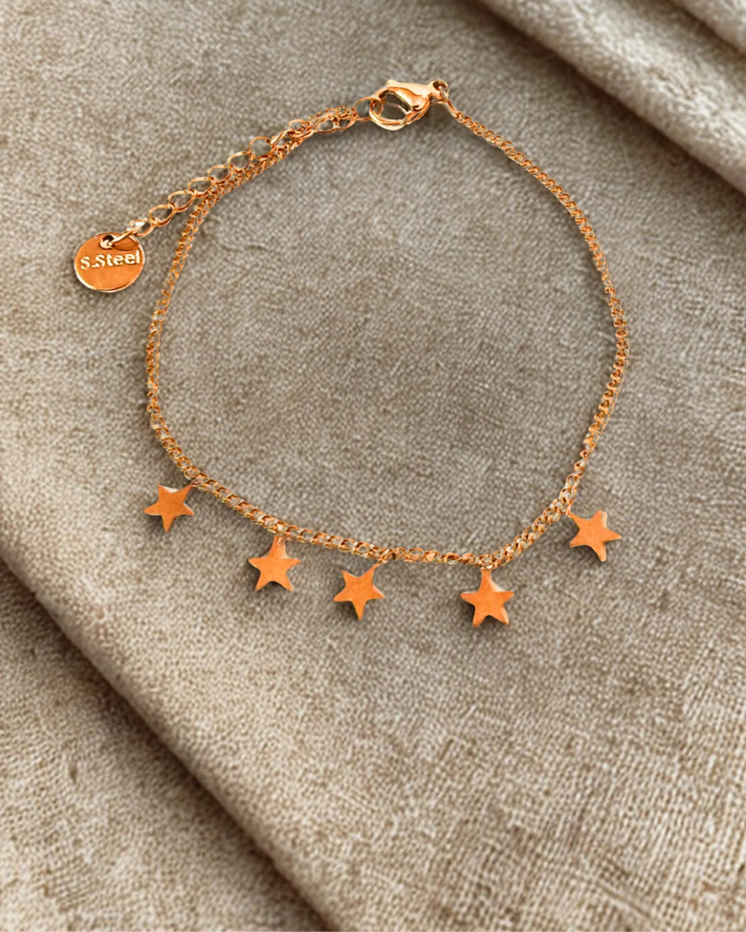 Bracelet délicat en acier inoxydable doré avec pampilles étoiles. Résistant, élégant et intemporel, parfait pour sublimer vos looks au quotidien.