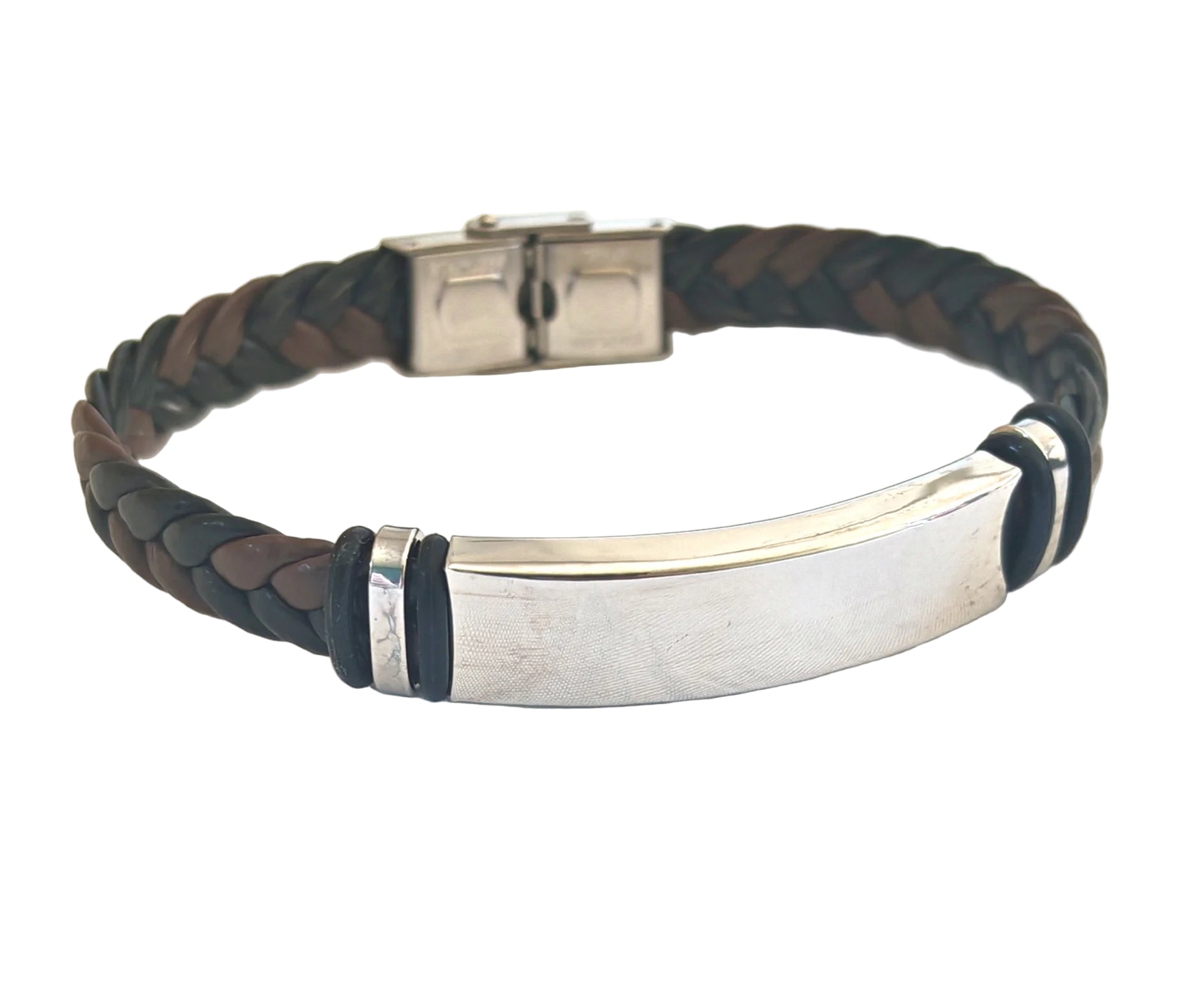 Optez pour ce bracelet en cuir tressé et acier inoxydable, personnalisable avec la gravure de votre choix. Que ce soit un prénom, une date, un mot doux ou un symbole, il devient un bijou chargé de sens.
