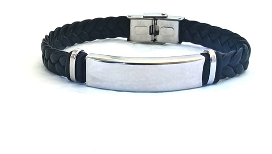 Optez pour ce bracelet en cuir tressé et acier inoxydable, personnalisable avec la gravure de votre choix. Que ce soit un prénom, une date, un mot doux ou un symbole, il devient un bijou chargé de sens.