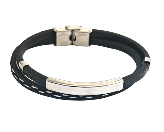 Apportez une touche moderne et élégante à votre poignet avec ce bracelet multi-rangs en cuir noir et acier inoxydable. Son design contemporain, composé de plusieurs lanières de cuir tressées et plates, en fait un bijou masculin tendance et facile à porter au quotidien.

La plaque en acier inoxydable peut être gravée avec un prénom, une date ou un message symbolique pour créer un bijou unique et personnel.

Que ce soit pour vous ou pour offrir, ce bracelet est le cadeau idéal pour un anniversaire, la fête de