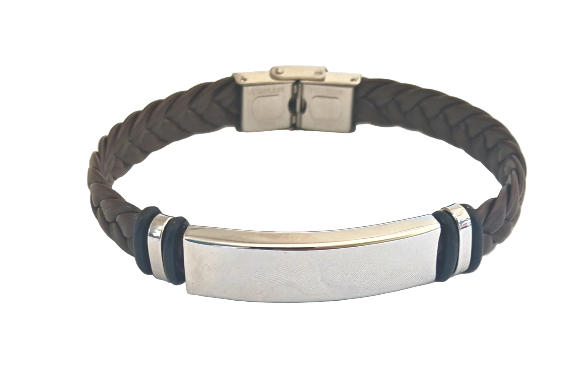 Optez pour ce bracelet en cuir tressé et acier inoxydable, personnalisable avec la gravure de votre choix. Que ce soit un prénom, une date, un mot doux ou un symbole, il devient un bijou chargé de sens.