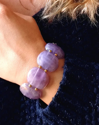 Sublimez votre poignet avec ce bracelet large en résine effet pierre naturelle, rehaussé de perles dorées en acier inoxydable. Ses reflets profonds et sa texture lumineuse en font un bijou tendance, parfait pour habiller vos tenues d'une touche chic et contemporaine.