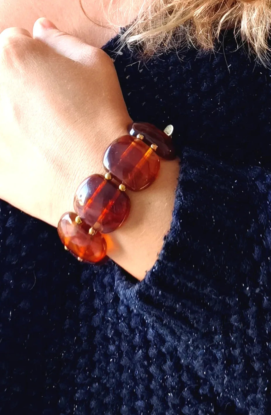 Sublimez votre poignet avec ce bracelet large en résine effet pierre naturelle, rehaussé de perles dorées en acier inoxydable. Ses reflets profonds et sa texture lumineuse en font un bijou tendance, parfait pour habiller vos tenues d'une touche chic et contemporaine.