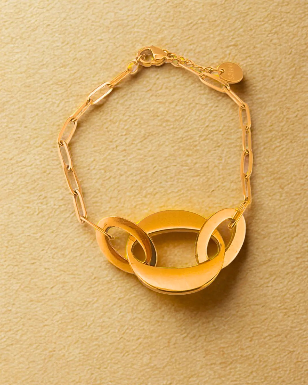 Bracelet doré en acier inoxydable avec maillons et anneaux entrelacés. Résistant à l’eau, hypoallergénique et chic, parfait pour un style moderne.