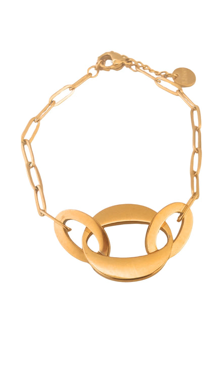 Bracelet doré en acier inoxydable avec maillons et anneaux entrelacés. Résistant à l’eau, hypoallergénique et chic, parfait pour un style moderne.