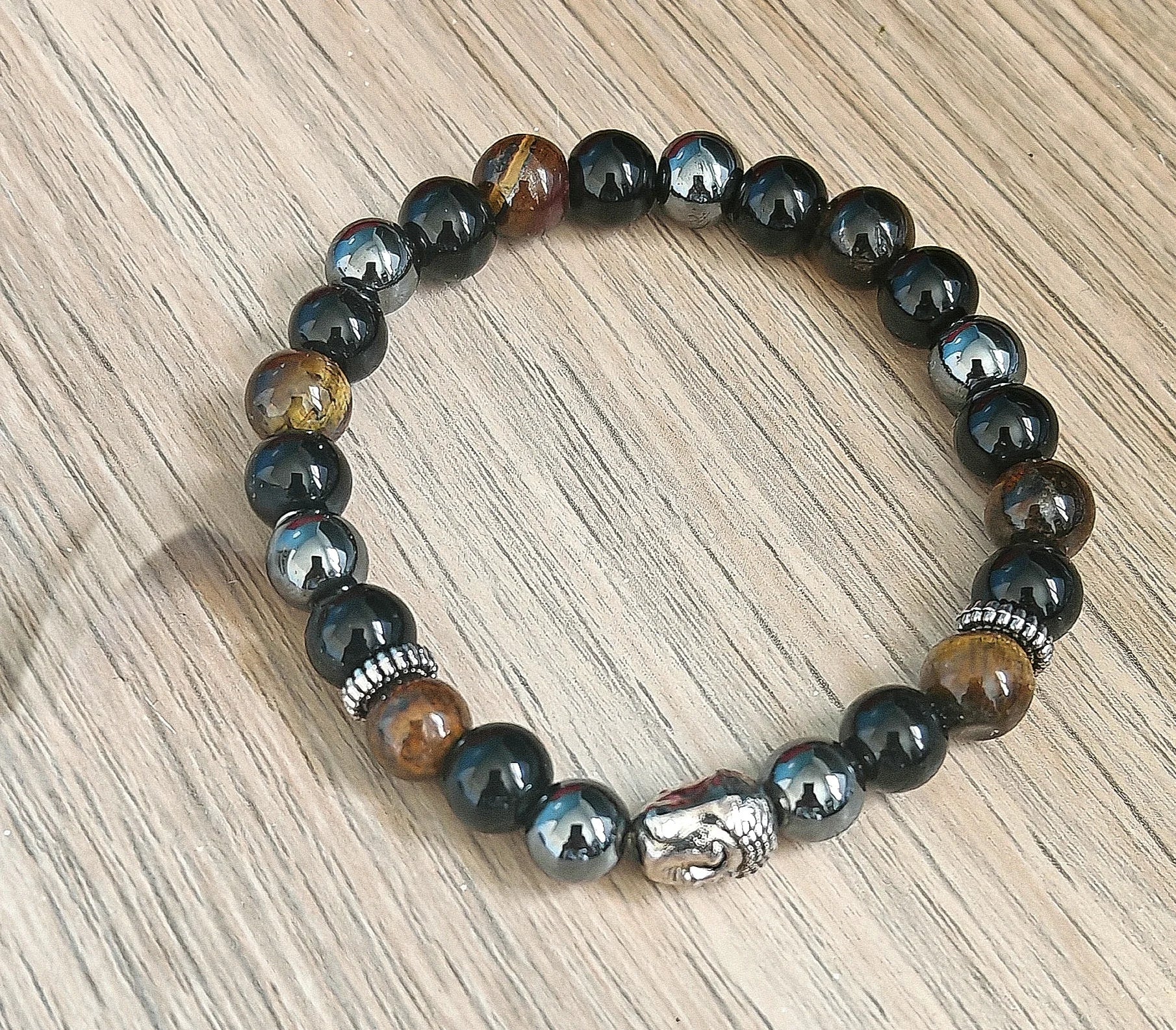 L'équilibre puissant des pierres naturelles

Chaque bracelet pierre de ce a été choisi pour sa vibration complémentaire :

L'onyx noir apaise, stabilise les émotions et renforce l'ancrage.

L'hématite agit comme un miroir protecteur contre les ondes négatives.

L'œil de tigre repousse les énergies toxiques tout en favorisant la confiance en soi