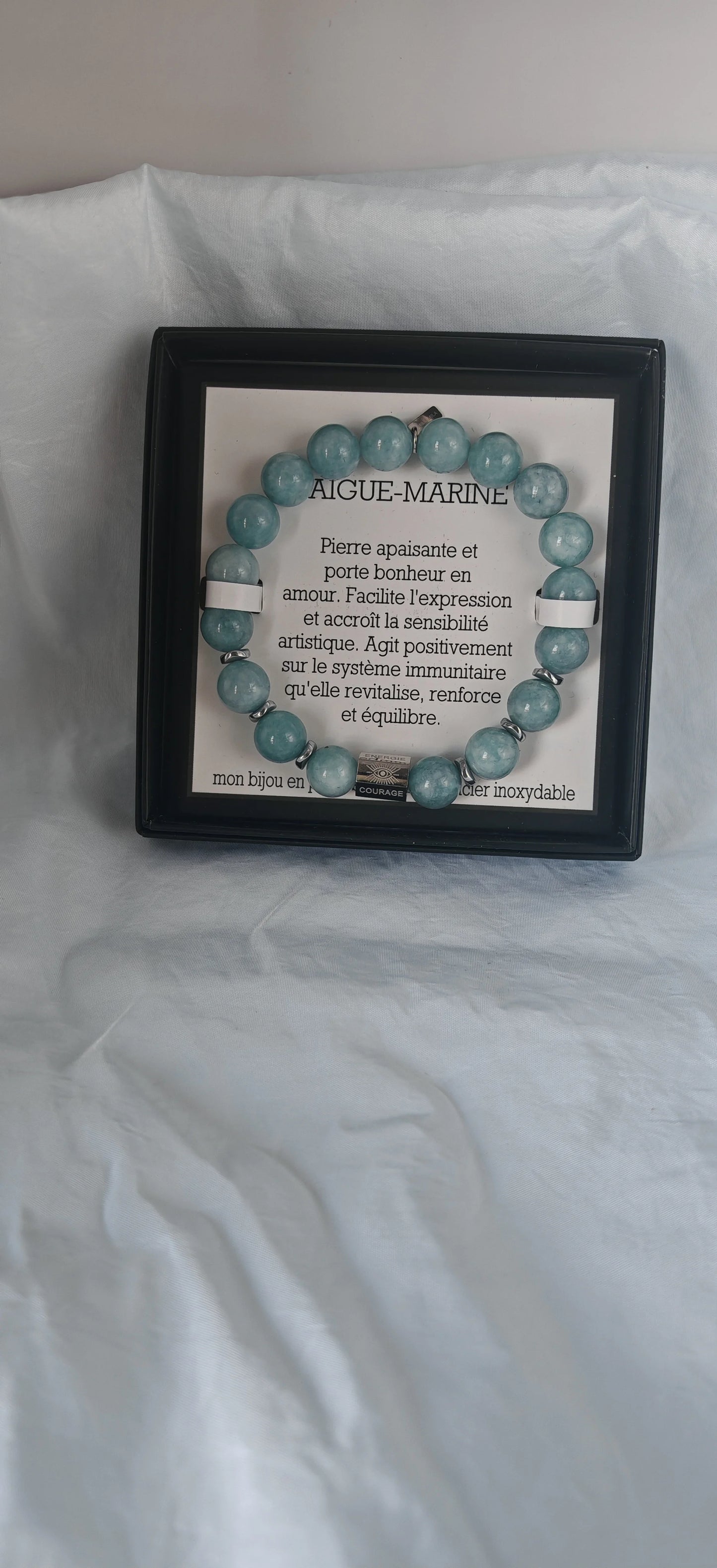 🪨 Une pierre aux vertus apaisantes
Connue comme la pierre du courage et de la communication, l’aigue-marine séduit par ses douces teintes bleutées, évoquant la mer et les grands espaces. Elle est idéale pour apaiser le mental, fluidifier l’expression et renforcer la clarté d’esprit.

Monté sur un fil élastique robuste, ce bracelet s’enfile facilement et s’adapte naturellement au poignet. Son design élégant et épuré s’harmonise avec tous les styles, du plus décontracté au plus soigné.
