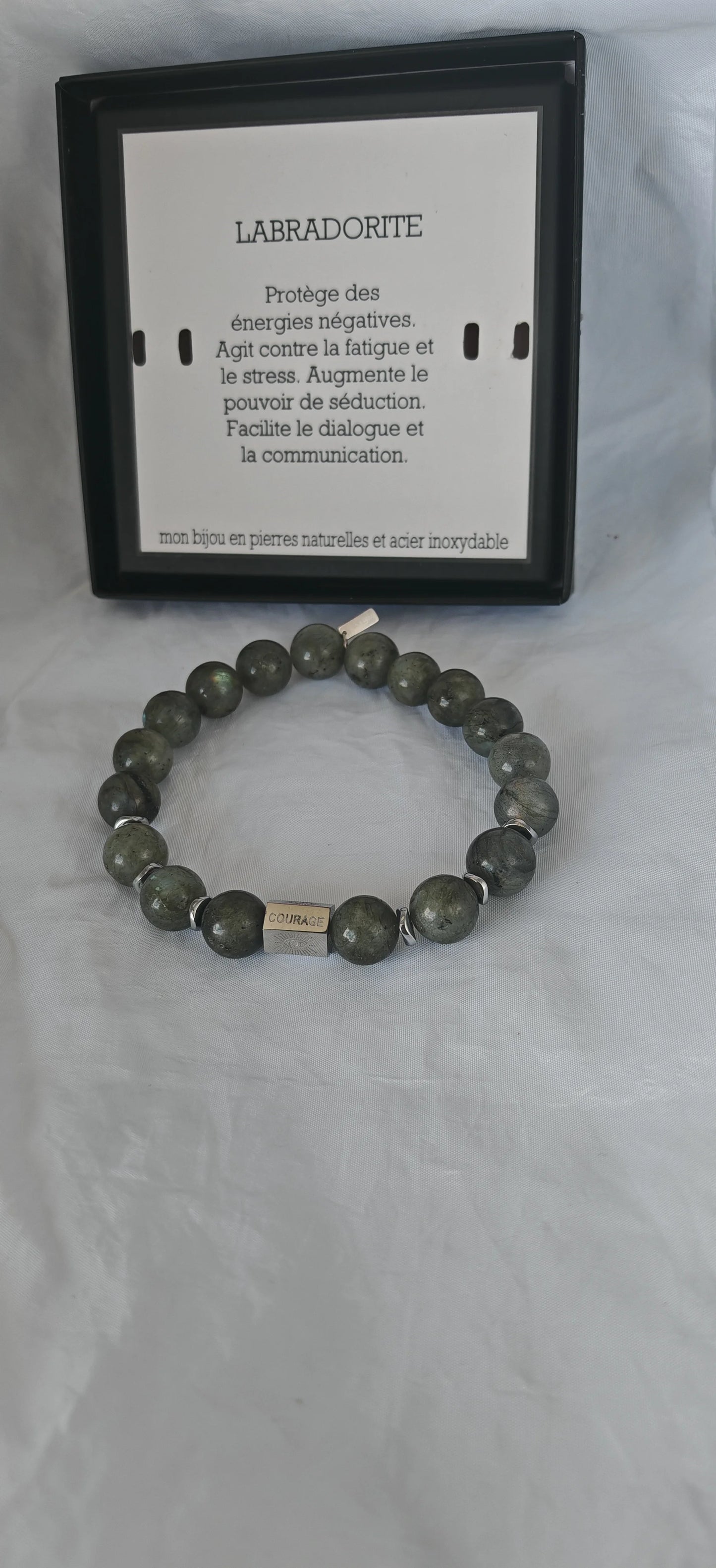 🪨 Une pierre de protection et d’intuition
La labradorite est une pierre semi-précieuse réputée pour absorber les énergies négatives et favoriser l’intuition. Ses reflets gris, bleus ou verts selon la lumière en font une pierre magnétique, unique à chaque perle.

Monté sur un fil élastique résistant, ce bracelet s’adapte à la majorité des poignets pour un confort optimal. Son look brut, minéral et masculin séduit les hommes en quête d’un accessoire à la fois stylé et symbolique.