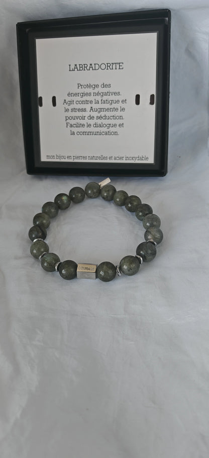 🪨 Une pierre de protection et d’intuition
La labradorite est une pierre semi-précieuse réputée pour absorber les énergies négatives et favoriser l’intuition. Ses reflets gris, bleus ou verts selon la lumière en font une pierre magnétique, unique à chaque perle.

Monté sur un fil élastique résistant, ce bracelet s’adapte à la majorité des poignets pour un confort optimal. Son look brut, minéral et masculin séduit les hommes en quête d’un accessoire à la fois stylé et symbolique.