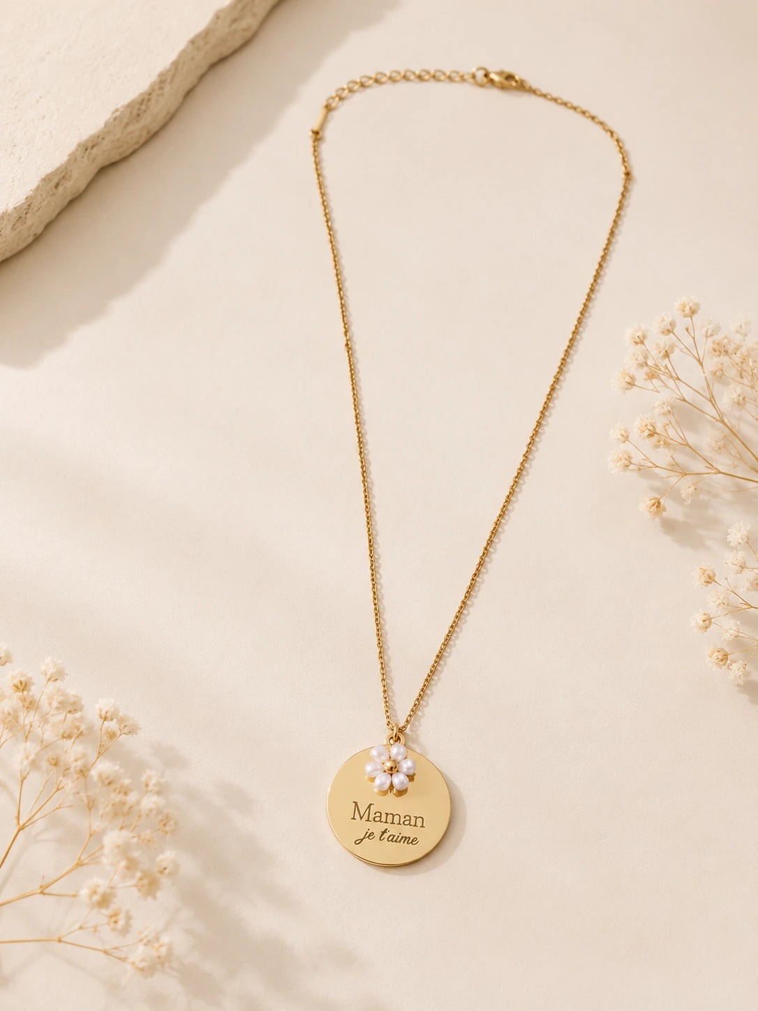 Craquez pour ce collier “Maman je t’aime” avec délicate fleur blanche ✨ Un bijou tendre et lumineux en acier inoxydable doré, parfait pour la fête des mères.