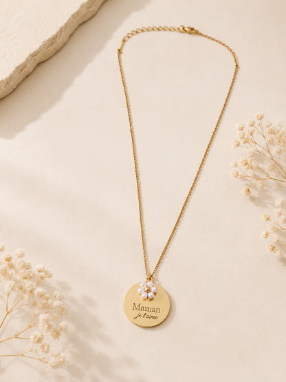 Craquez pour ce collier “Maman je t’aime” avec délicate fleur blanche ✨ Un bijou tendre et lumineux en acier inoxydable doré, parfait pour la fête des mères.