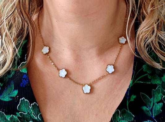 Collier trefle - acier inoxydable  Ce collier trèfle en acier inoxydable est disponible en noir ou blanc et est réglable pour un confort optimal. Parfait pour ajouter une touche élégante et moderne à toute tenue. Fabriqué avec des matériaux de qualité, ce collier est à la fois durable et tendance. Idéal pour toutes les occasions.