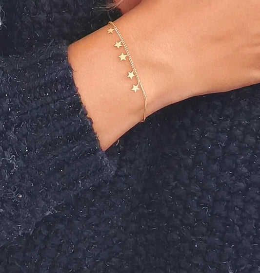Bracelet délicat en acier inoxydable doré avec pampilles étoiles. Résistant, élégant et intemporel, parfait pour sublimer vos looks au quotidien.
