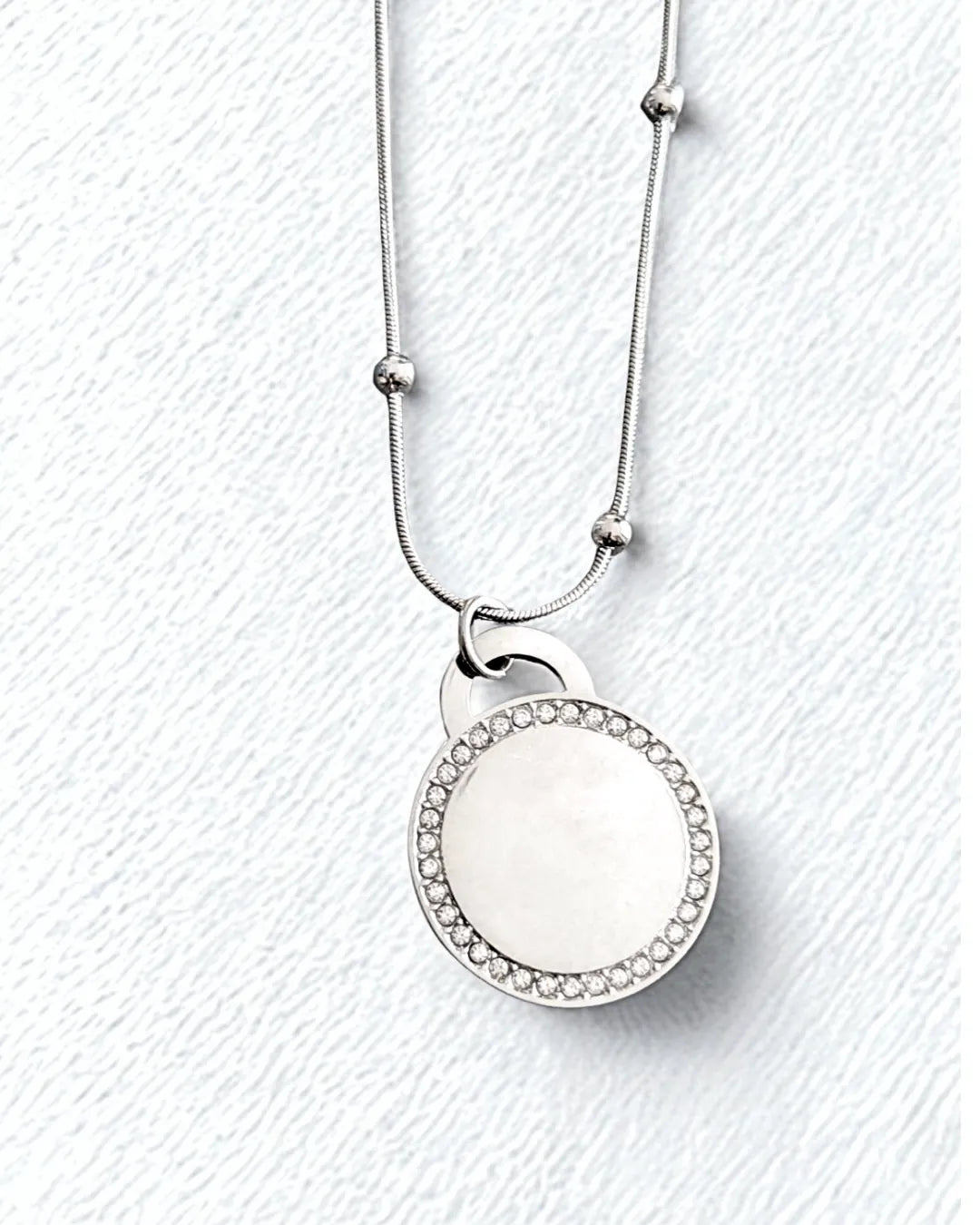 Collier médaillon à graver en acier inoxydable doré ou argenté – bijou personnalisé avec strass, élégant et durable.