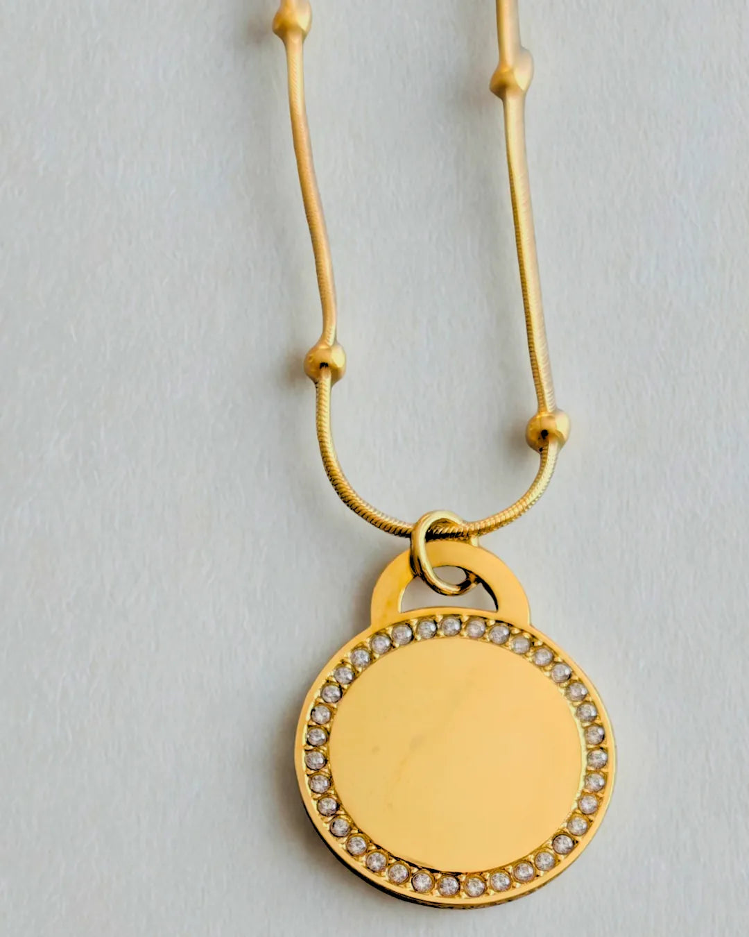 Collier médaillon à graver en acier inoxydable doré ou argenté – bijou personnalisé avec strass, élégant et durable.