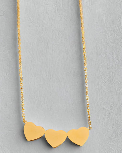 Symbole d’amour et de lien, ce collier trois cœurs dorés incarne la tendresse et l’unité.
Minimaliste et lumineux, il se porte seul pour un style délicat ou en superposition pour un look plus affirmé.
Un bijou à la fois moderne et chargé d’émotion.